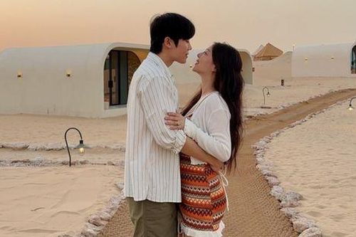 Nữ ca sĩ hưởng tuần trăng mật ở sa mạc sau khi lấy chồng