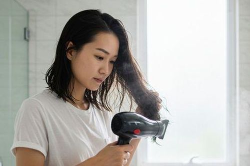 Đừng bỏ qua nút 'gió lạnh' trên máy sấy: Bí quyết tóc đẹp ít ai biết