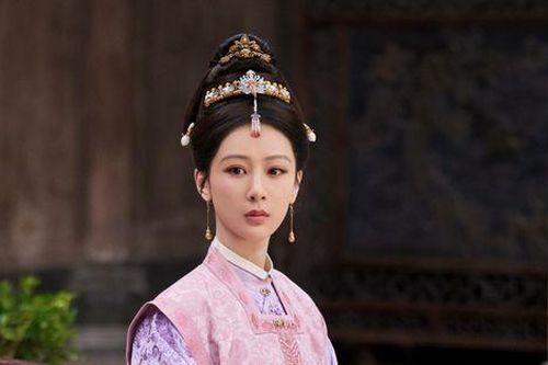 Dương Tử lộ mặt đơ cứng, 'cưa sừng làm nghé' trong phim mới