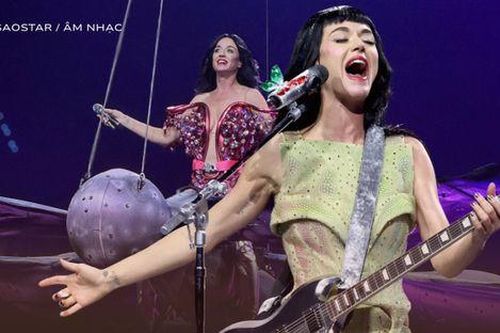 Katy Perry tái hiện chuyến bay vào không gian trong concert cá nhân