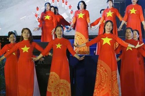 Phụ nữ Thủ đô biểu diễn dân vũ 'Đất nước trọn niềm vui' kỷ niệm 50 năm thống nhất đất nước