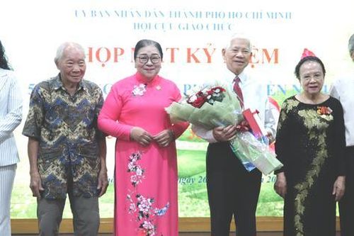 Xúc động cuộc hội ngộ của những nhà giáo cầm súng