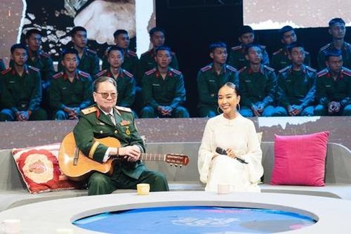 Họa sĩ Đặng Ái Việt, ca sĩ Đoan Trang chia sẻ những kỷ niệm với người lính