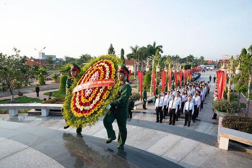 Lãnh đạo tỉnh An Giang viếng nghĩa trang liệt sĩ