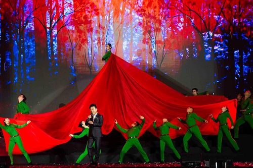 Chương trình nghệ thuật và bắn pháo hoa chào mừng kỷ niệm 50 năm Ngày Giải phóng miền Nam