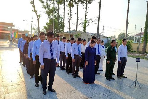 Lãnh đạo huyện Phú Tân viếng nghĩa trang liệt sĩ