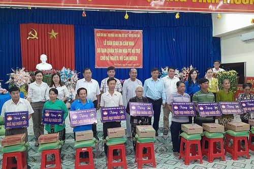 Huyện Phú Tân bàn giao thêm 34 căn nhà thuộc chương trình xóa nhà tạm