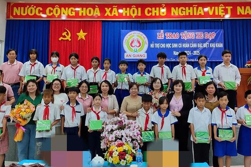 Phú Tân trao xe đạp cho học sinh có hoàn cảnh đặc biệt khó khăn
