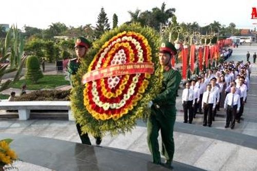 Lãnh đạo tỉnh An Giang viếng nghĩa trang liệt sĩ
