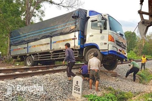 Xe tải vi phạm quy định an toàn giao thông đường sắt: Xử nghiêm và công khai