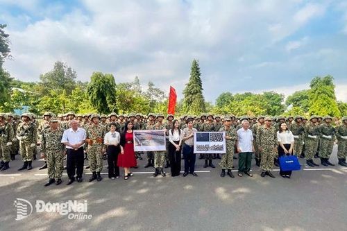 Hội Văn học nghệ thuật Đồng Nai đến thăm, động viên chiến sĩ đặc công tham gia tập luyện diễu binh