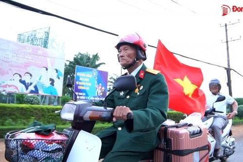 Người dân Đồng Nai xúc động đón cựu chiến binh tự lái xe về thành phố mang tên Bác