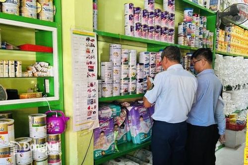 Đoàn kiểm tra liên ngành của tỉnh kiểm tra các cửa hàng sữa ở huyện Nhơn Trạch