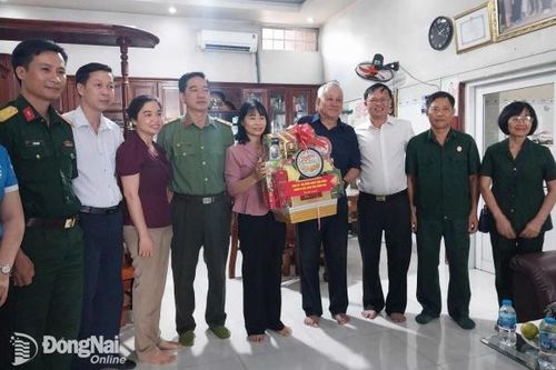 Trưởng ban Tuyên giáo và dân vận Tỉnh ủy Cao Tiến Dũng thăm, tặng quà người có công tại huyện Thống Nhất