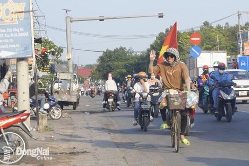 Chàng trai đạp xe từ Hà Nội đã đến Biên Hòa trên hành trình tiến về Thành phố Hồ Chí Minh mừng đại lễ 30-4
