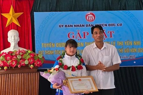Võ sĩ Kickboxing Lê Thị Yến Nhi được huyện Đức Cơ khen thưởng