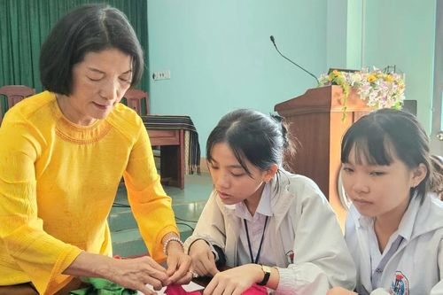 Pleiku: Hơn 100 học sinh Trường THCS Nguyễn Du trải nghiệm làm 'Áo dài minisize'