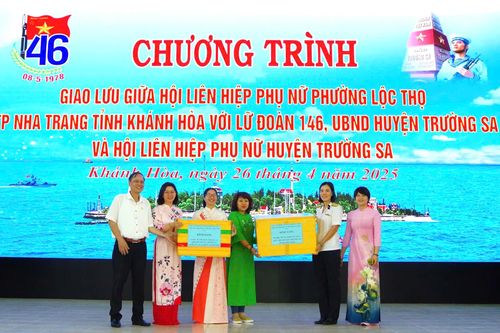 Hội Liên hiệp Phụ nữ phường Lộc Thọ thăm, tặng quà cho hội viên phụ nữ huyện Trường Sa