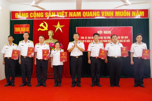 Trung đoàn 451 trao quyết định nâng lương, thăng quân hàm cho 21 quân nhân chuyên nghiệp