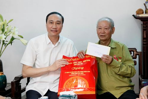 Phó Bí thư Thường trực Tỉnh ủy trao quà cho người có công, thân nhân liệt sĩ