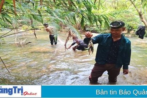 Săn cá mát ở suối Tà Puồng