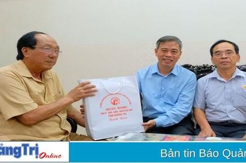 Phó Bí thư Thường trực Tỉnh ủy, Chủ tịch HĐND tỉnh Nguyễn Đăng Quang thăm, tặng quà cho các gia đình có công với cách mạng