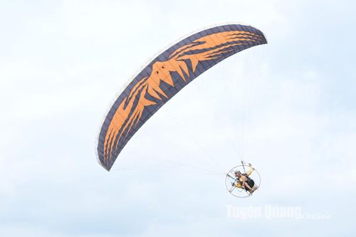 Trình diễn dù lượn tại Tuyên Quang