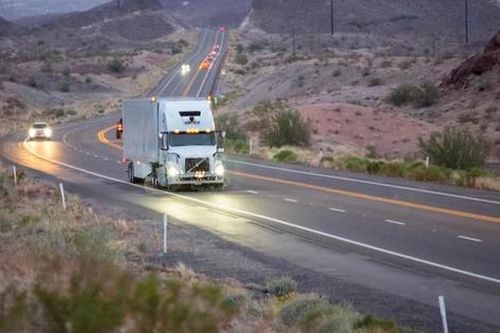 California đề xuất cho thử xe tải tự lái hạng nặng trên đường phố