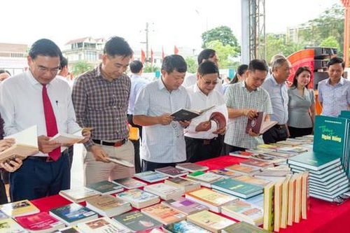 Hà Tĩnh trưng bày 50 tranh cổ động tái hiện khí thế hào hùng thống nhất đất nước