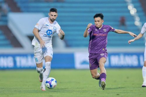V-League: Tiến Linh tịt ngòi, Bình Dương thua đau Nam Định