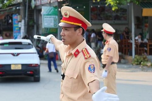CSGT căng mình phân luồng ở khu du lịch biển Sầm Sơn