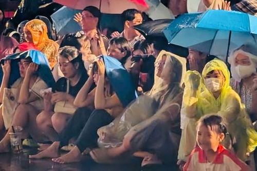 TP.HCM: Hàng ngàn người đội mưa chiêm ngưỡng màn trình diễn độc đáo