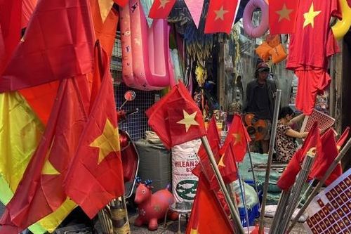 TP. Hồ Chí Minh: Cờ Tổ quốc, áo in hình sao vàng đắt hàng dịp 30/4