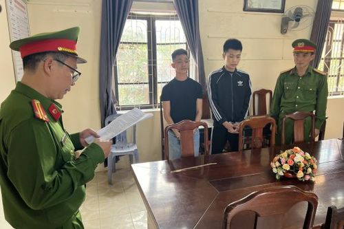 Khởi tố, bắt 2 thanh niên đánh người ở quán nhậu nhập viện cấp cứu