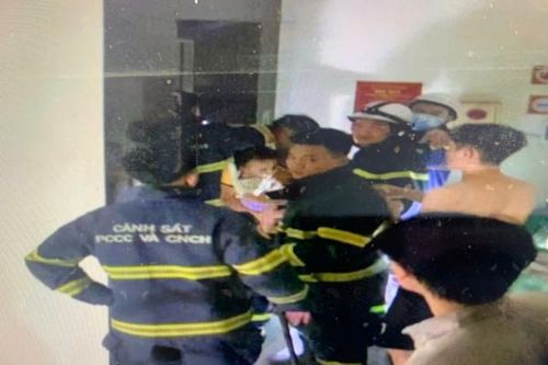 Kịp thời cứu 3 người mắc kẹt trong thang máy ra ngoài an toàn