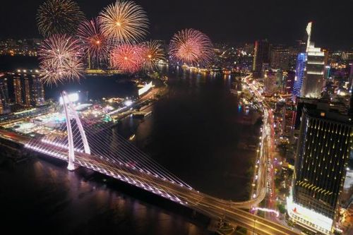 Hàng ngàn người dân nô nức xem pháo hoa
