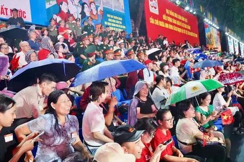 'Biển người' đội mưa xem sơ duyệt diễu binh ở TP.HCM