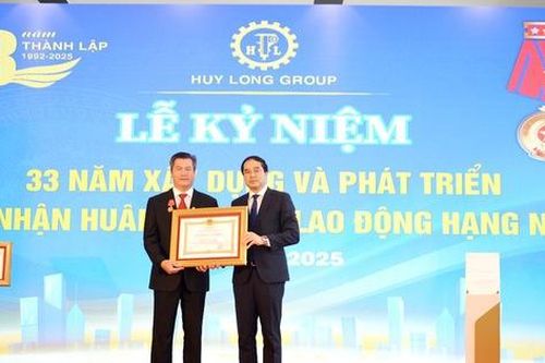 Doanh nghiệp tư nhân đón nhận Huân chương Lao động hạng Nhất