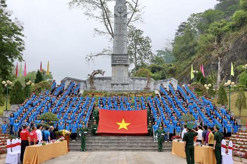 Chương trình 'Hành trình về quê hương cách mạng'