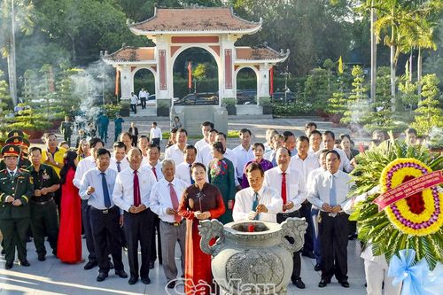 Viếng Bác Hồ nhân kỷ niệm 50 năm chiến thắng mùa xuân 1975