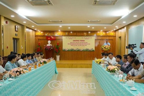 Tỉnh Ninh Bình thăm, tặng quà và tri ân tại Cà Mau