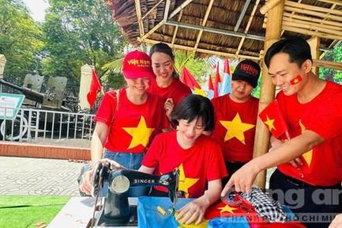 Người dân háo hức trải nghiệm may cờ Mặt trận mừng ngày đất nước thống nhất