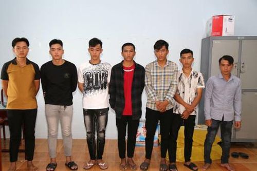 Hai nhóm công nhân dùng hung khí hỗn chiến giữa phố gây náo loạn