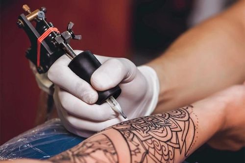 Nam thanh niên bị bội nhiễm da sau 3 ngày xăm hình rồng phượng kín tay