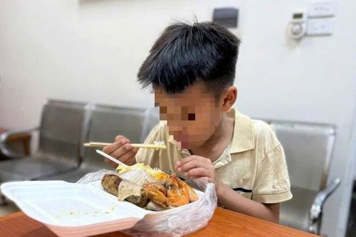 Bé trai 9 tuổi ở Hà Nội đi lạc do muốn đạp xe vào TP.HCM xem diễu binh, diễu hành