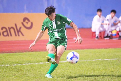 Công Phượng lại sút phạt ghi bàn siêu phẩm