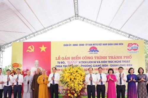 Long Biên: Gắn biển công trình chào mừng ngày thống nhất đất nước
