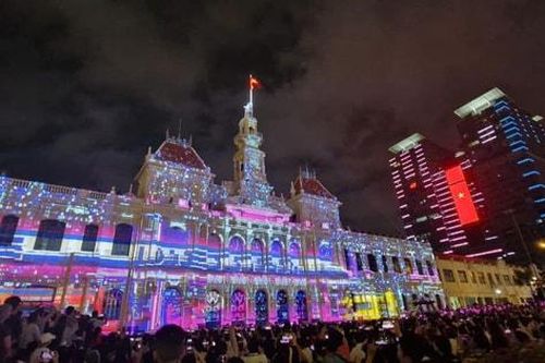 Đêm mãn nhãn 3D Mapping và pháo hoa nghệ thuật tại thành phố Hồ Chí Minh