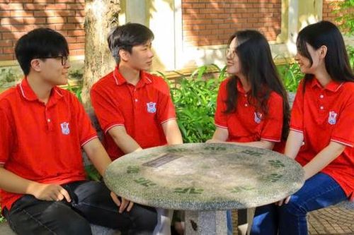 Đại học Y Hà Nội ra quy định cấm váy ngắn, áo trễ cổ: Sinh viên nói gì?