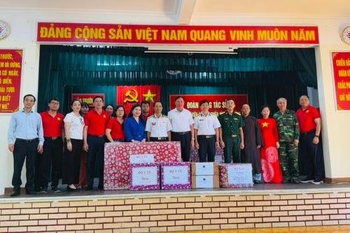 Đoàn công tác Bộ Y tế thăm, tặng quà quân, dân trên quần đảo Trường Sa và Nhà giàn DK1